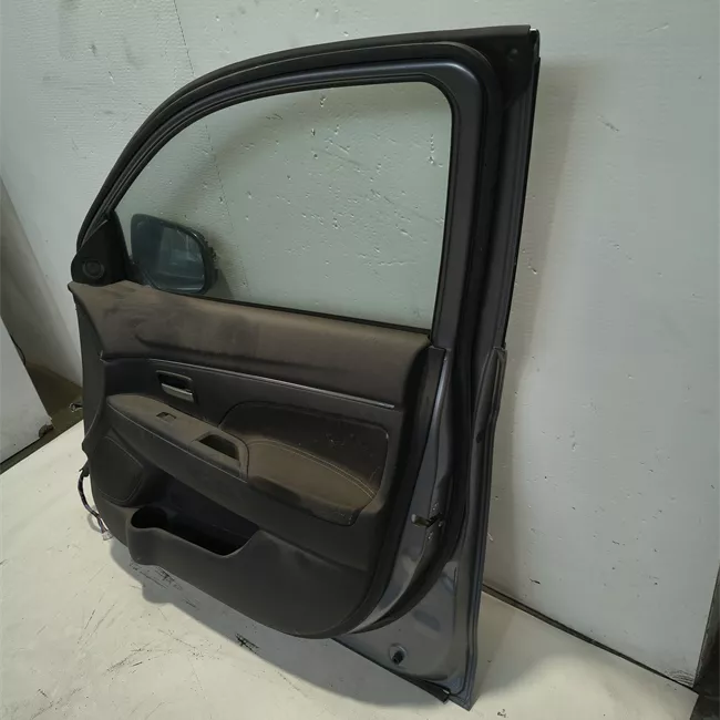 Porta anteriore destra