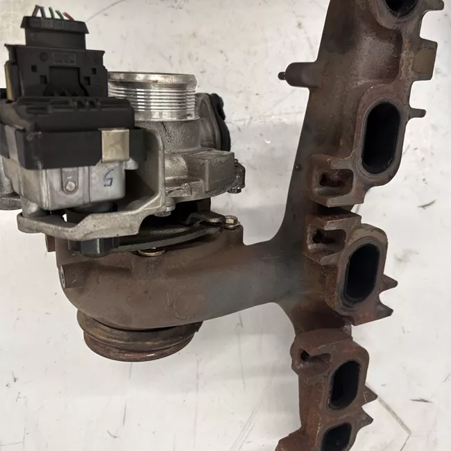 Turbocompressore con collettore scarico