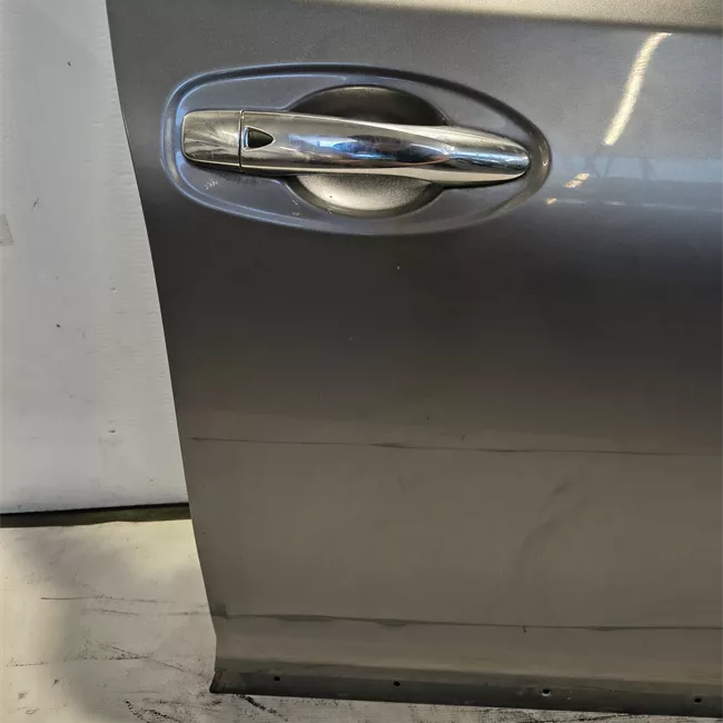 Porta anteriore destra