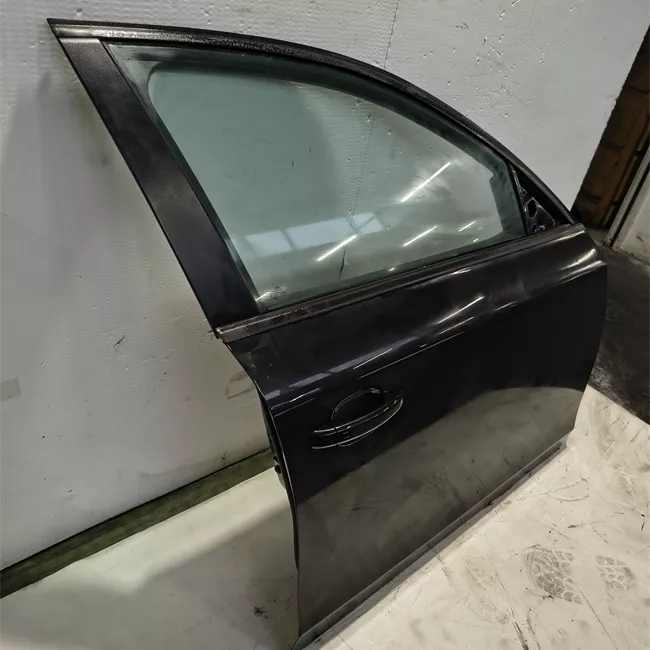 Porta anteriore destra