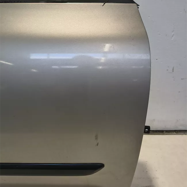 Porta anteriore destra