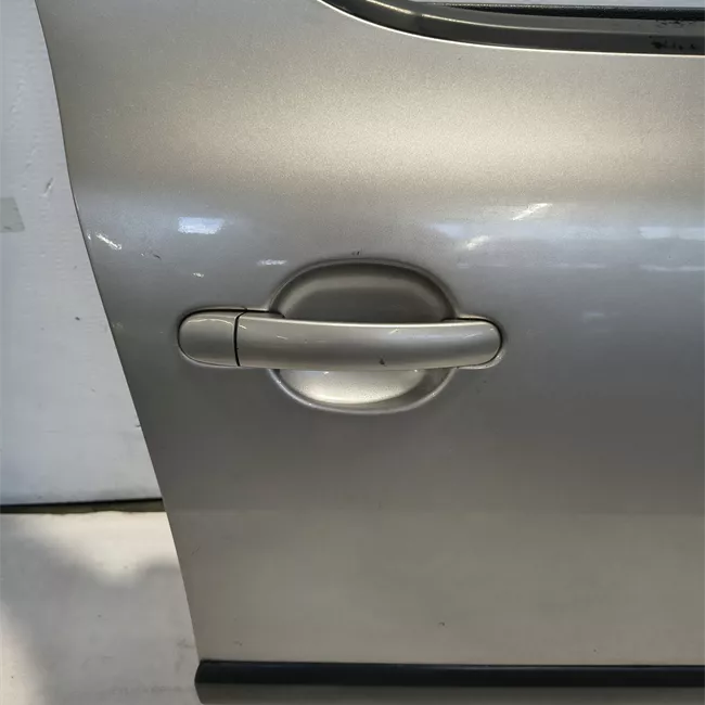 Porta anteriore destra