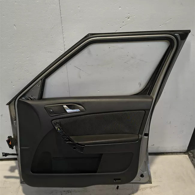 Porta anteriore destra