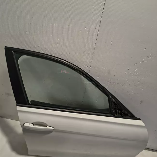 Porta anteriore destra