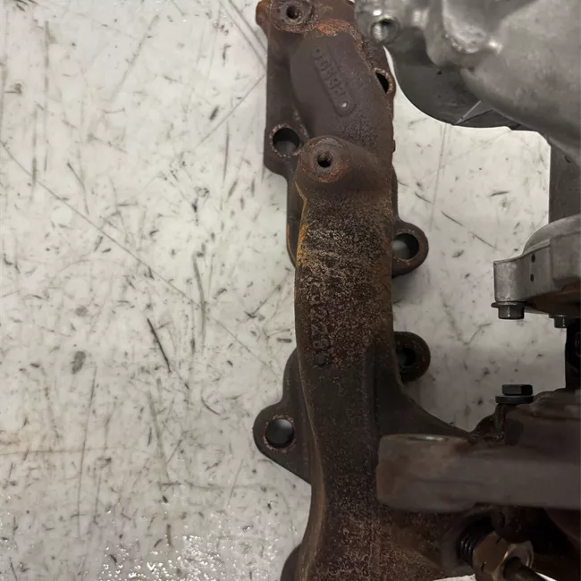 Turbocompressore con collettore scarico
