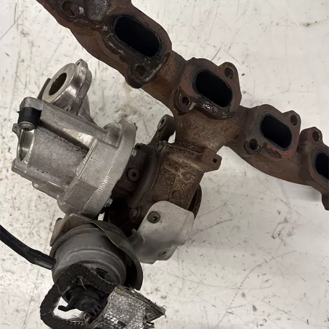 Turbocompressore con collettore scarico