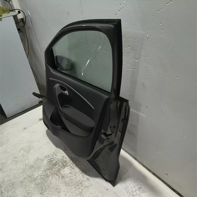 Porta anteriore destra