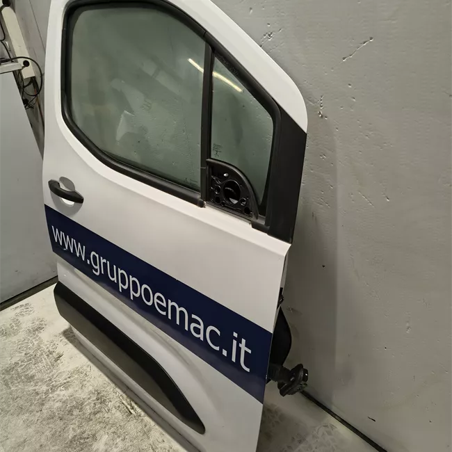 Porta anteriore destra
