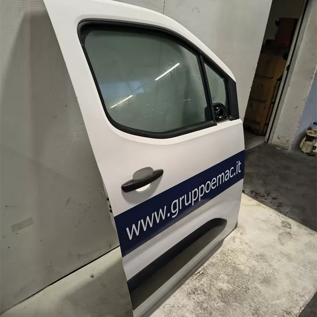 Porta anteriore destra