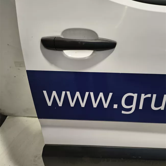 Porta anteriore destra