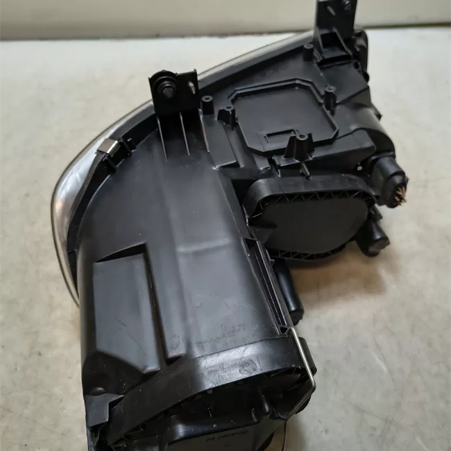 Proiettore destro t.1T6080001>. Cromo