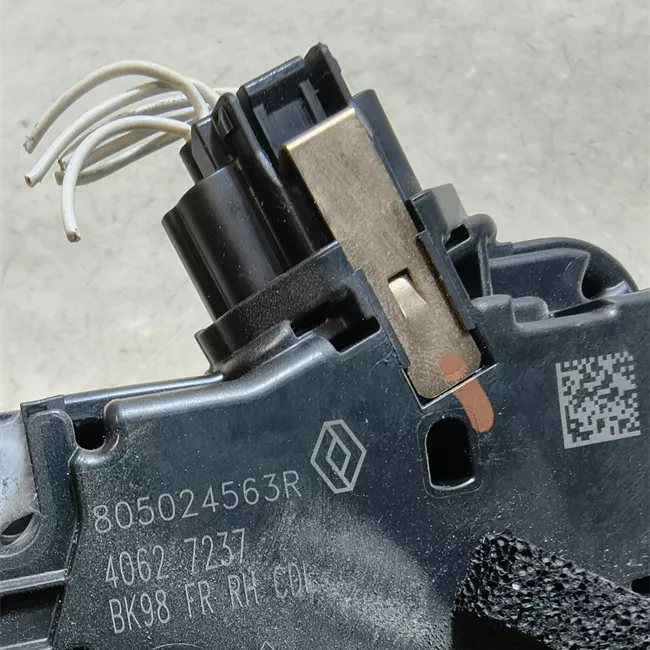 Serratura porta anteriore destra con bloccaggio elettromagnetico