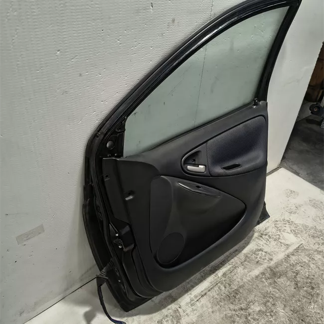 Porta anteriore destra