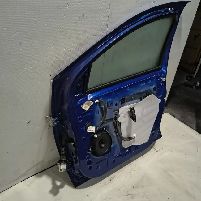 Porta anteriore destra