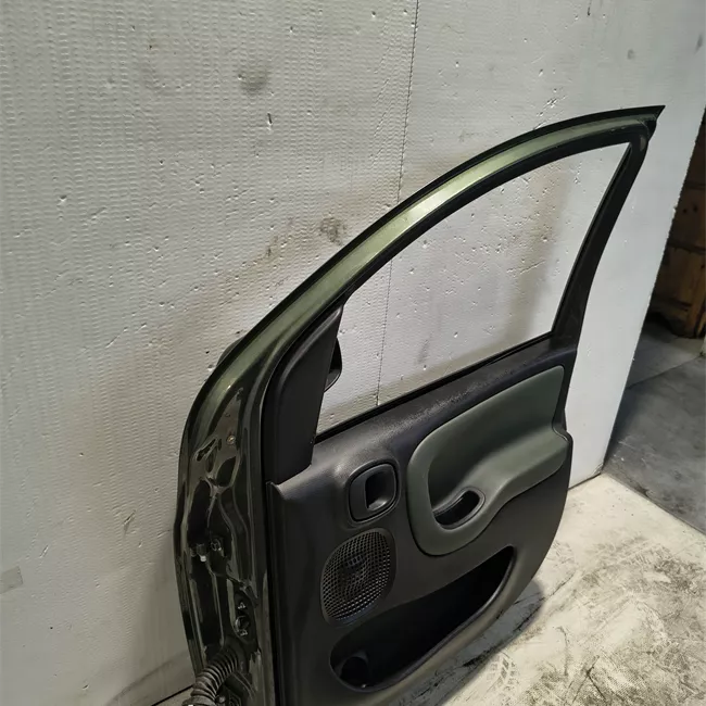 Porta anteriore destra con fasce paracolpi