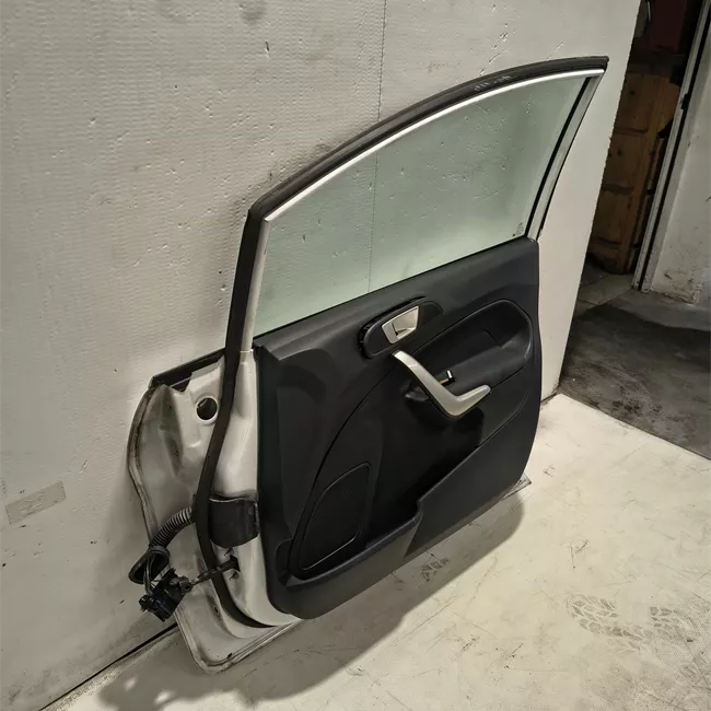 Porta anteriore destra