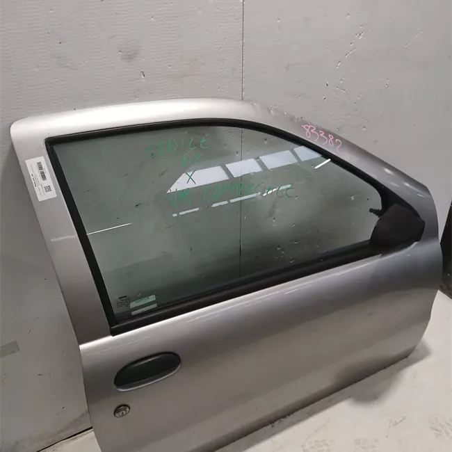 Porta anteriore destra
