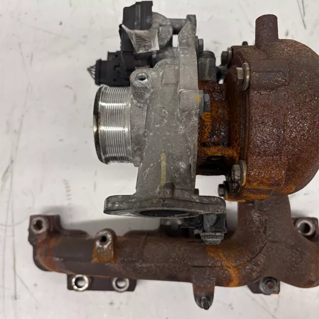 Turbocompressore con collettore scarico