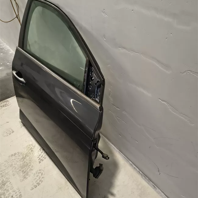 Porta anteriore destra