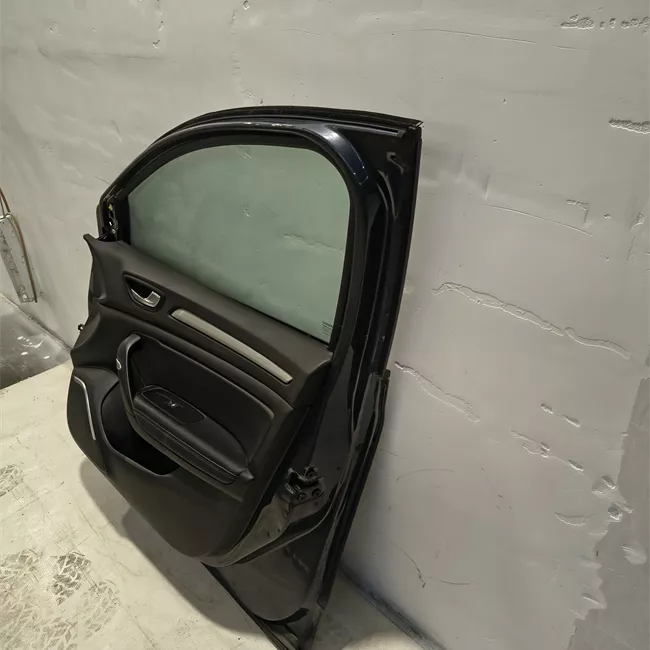 Porta anteriore destra