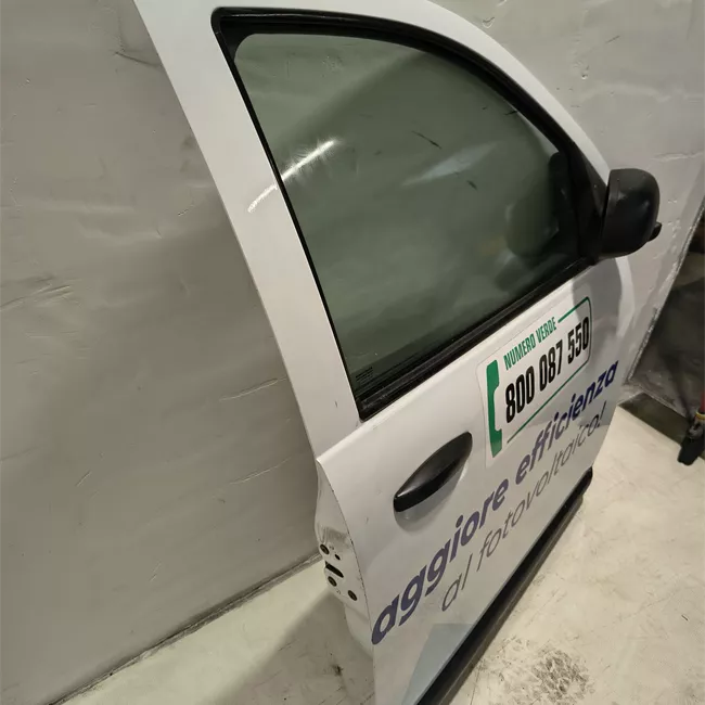 Porta anteriore destra