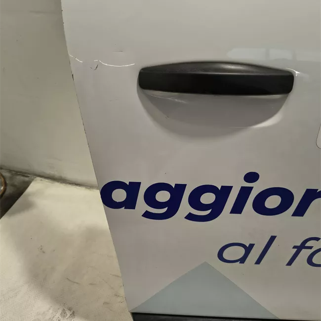 Porta anteriore destra