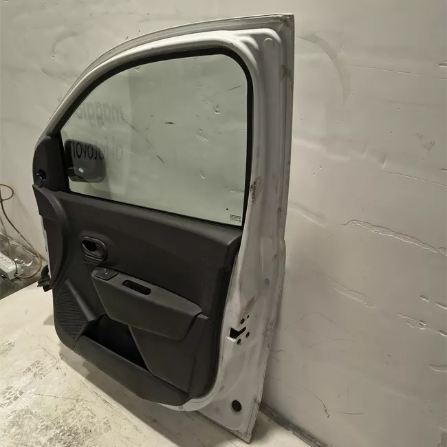 Porta anteriore destra