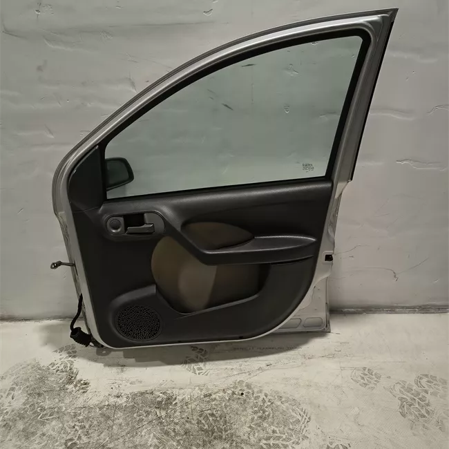 Porta anteriore destra