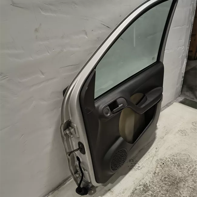 Porta anteriore destra