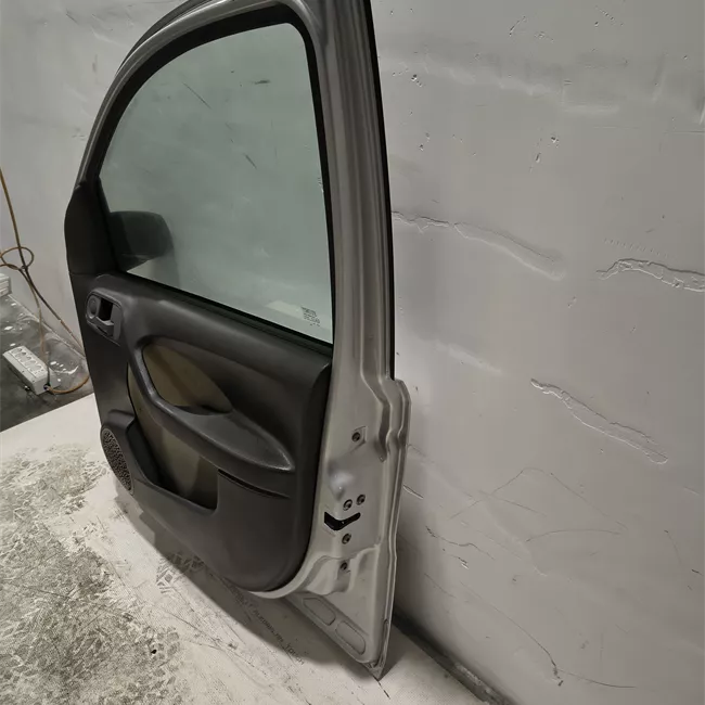 Porta anteriore destra