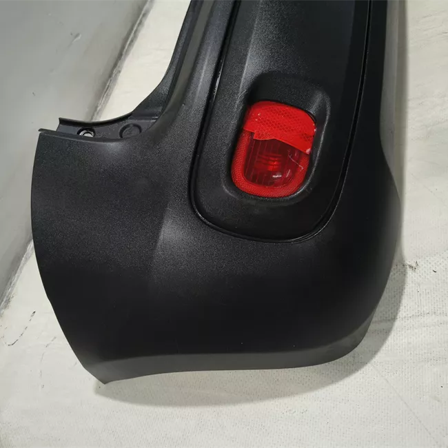 Paraurti posteriore goffrato nero