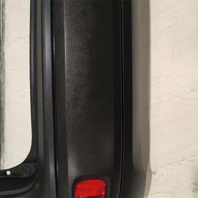 Paraurti posteriore goffrato nero