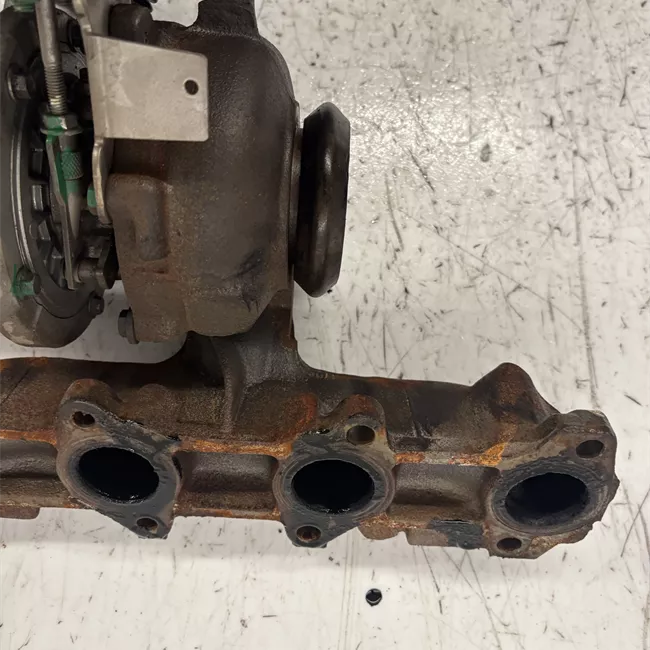 Turbocompressore con collettore scarico