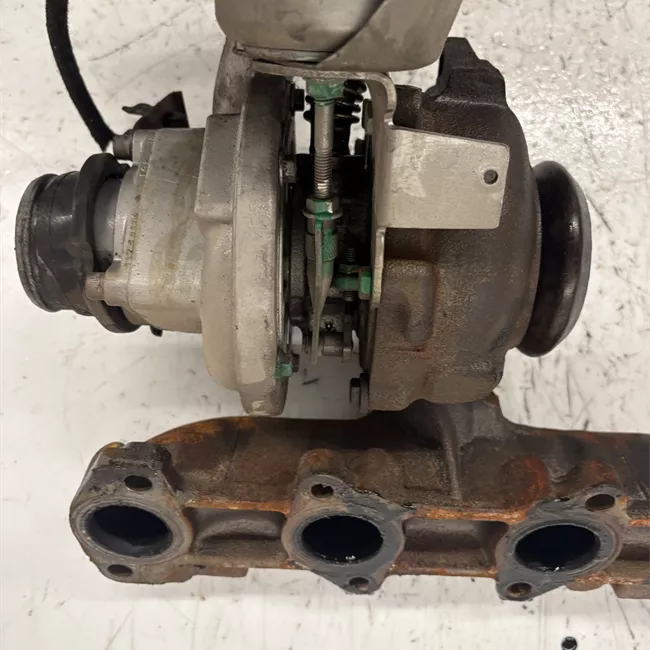 Turbocompressore con collettore scarico