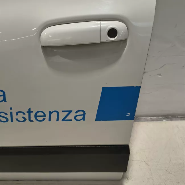 Porta anteriore sinistra
