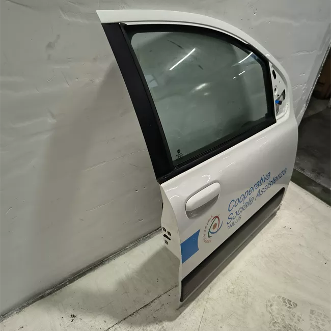 Porta anteriore destra