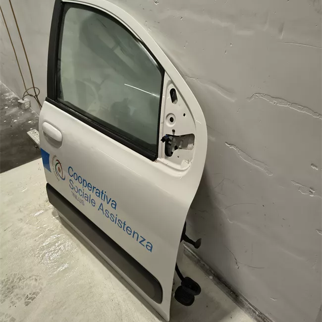 Porta anteriore destra