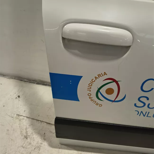 Porta anteriore destra