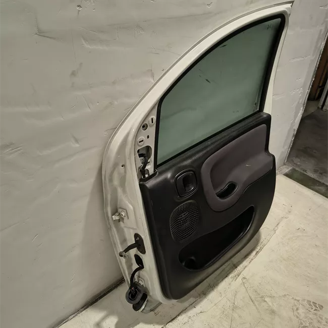 Porta anteriore destra