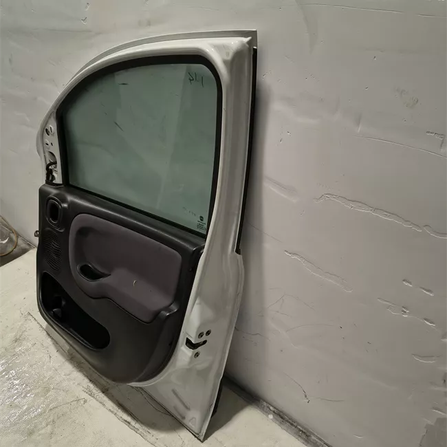 Porta anteriore destra