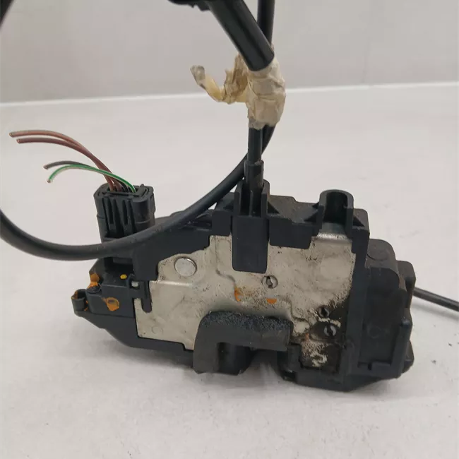 Serratura porta anteriore destra con bloccaggio elettromagnetico