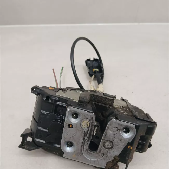 Serratura porta anteriore destra con bloccaggio elettromagnetico