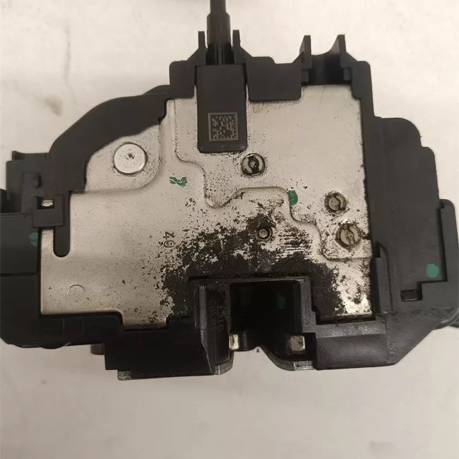 Serratura porta anteriore destra con bloccaggio elettromagnetico