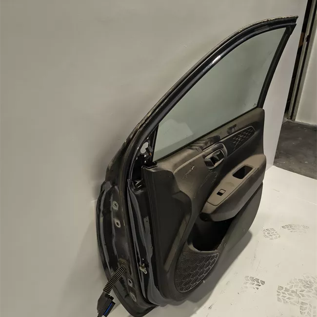 Porta anteriore destra