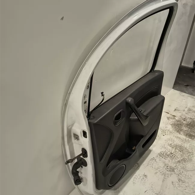 Porta anteriore destra