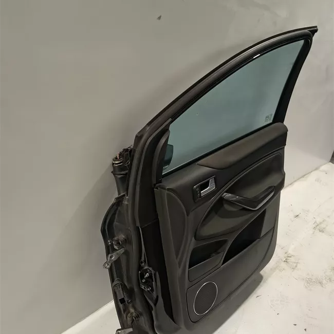 Porta anteriore destra