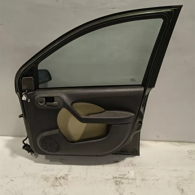 Porta anteriore destra