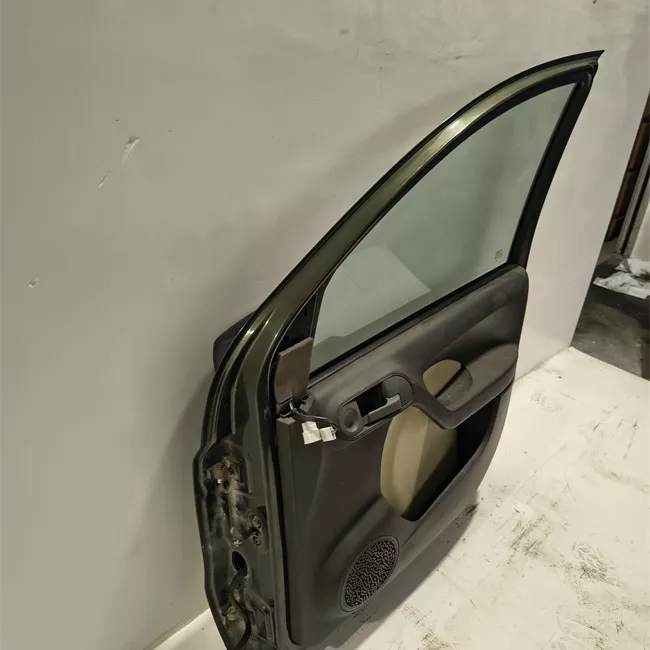 Porta anteriore destra